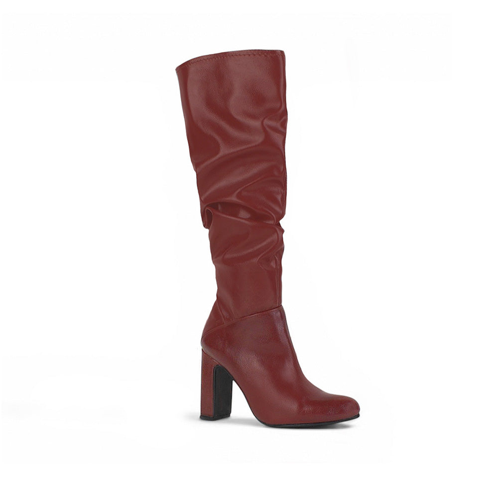 Vista diagonal de bota vino plisada para dama con cremallera y tacón medio 10cm 