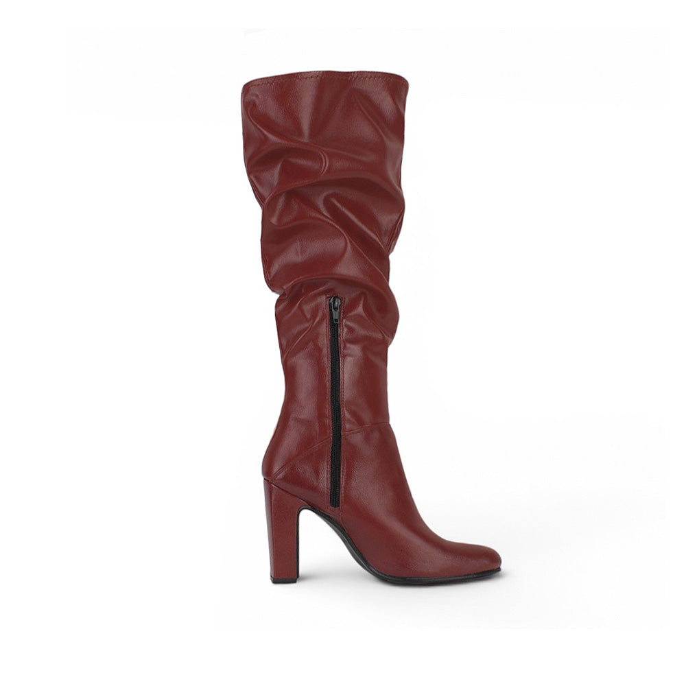 Vista superior de bota vino plisada con cremallera y tacón medio 10 cm para dama 