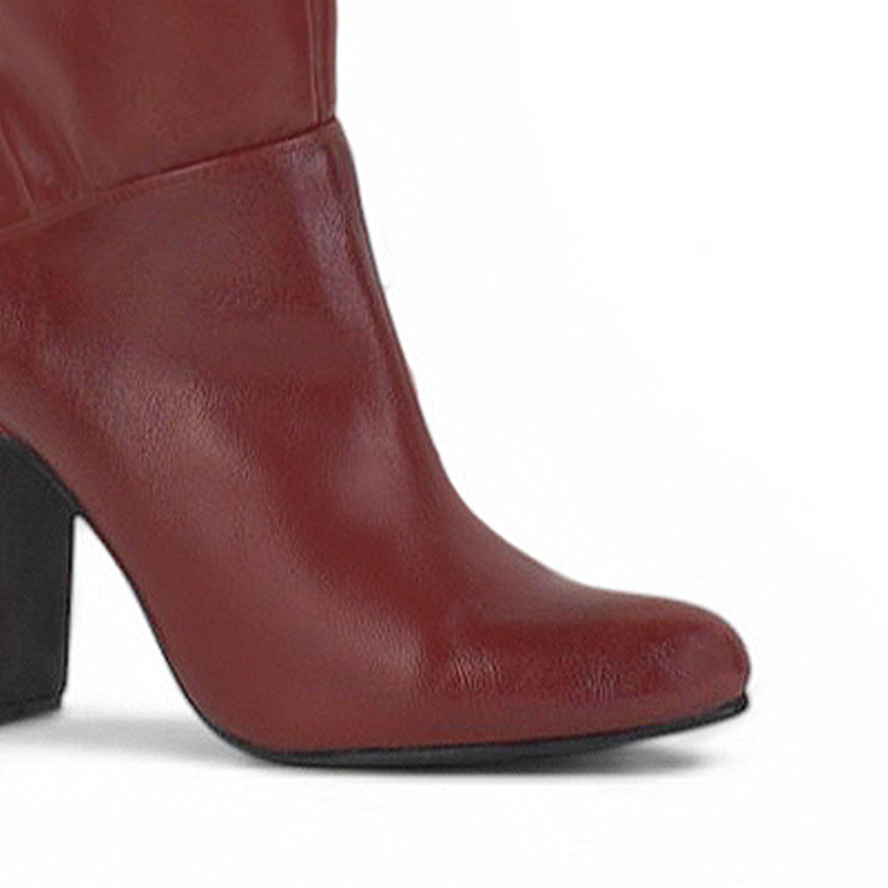 Detalle del material sintético en la bota vino plisada con tacón medio 10cm para dama 
