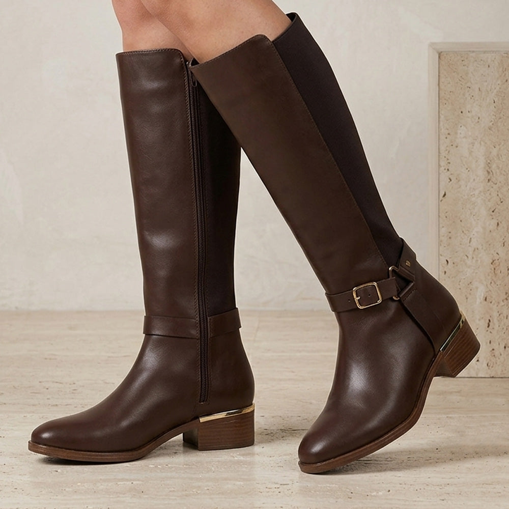 Botas cafés con stretch, cremallera, herrajes metálicos y tacón bajo 3 cm para dama 