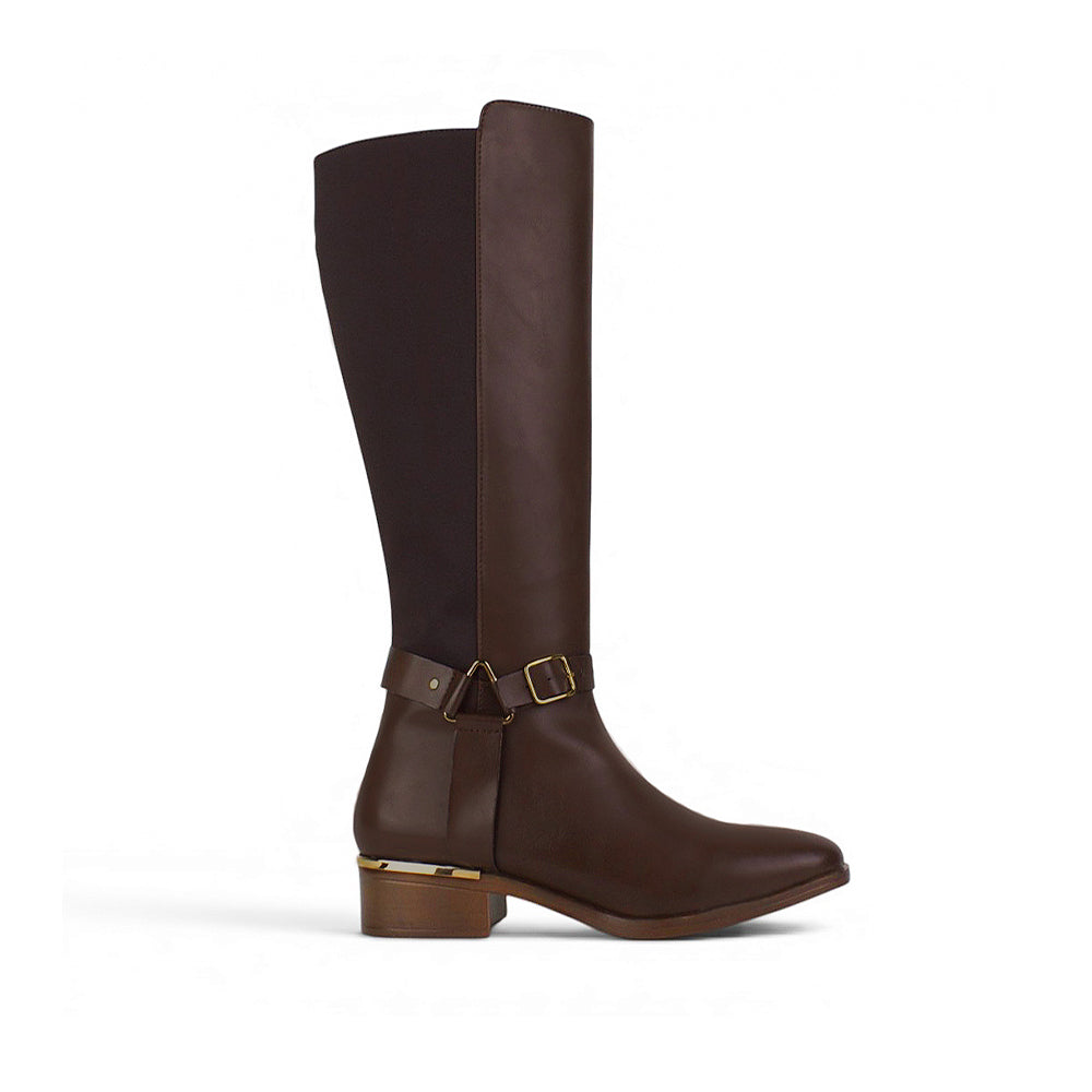 Vista lateral de bota café para dama con stretch herrajes metálicos y tacón bajo 3 cm para dama 