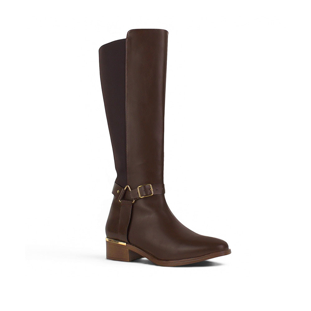 Vista diagonal de bota café con stretch para dama tacón bajo 3cm y herrajes metálicos 
