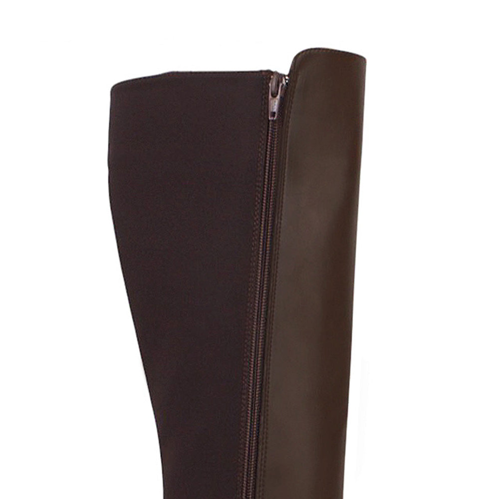 Vista del detalle en stretch y cremallera de la bota café para dama con tacón bajo 3cm 
