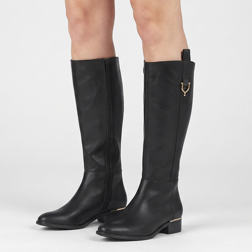 Botas negras clásicas con detalles metálicos y tacón bajo 4cm
