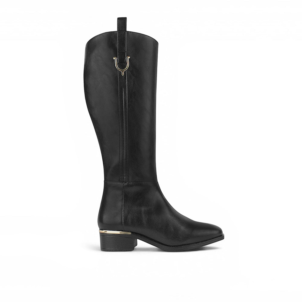 vista lateral de bota negra para dama con detalles metálicos y tacón bajo 4 cm  