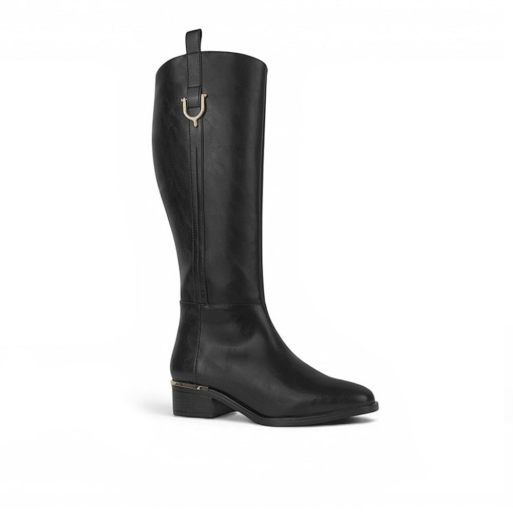 vista diagonal de bota negra clásica para dama con detalles metálicos y tacón bajo 4 cm 