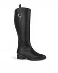 vista diagonal de bota negra clásica para dama con detalles metálicos y tacón bajo 4 cm 
