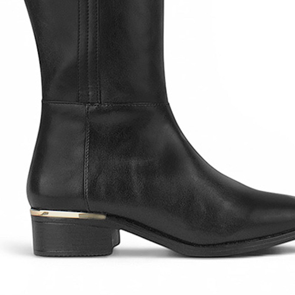 vista trasera del tacón bajo 4 cm de las bota negra con detalles metálicos para dama
