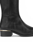 vista trasera del tacón bajo 4 cm de las bota negra con detalles metálicos para dama