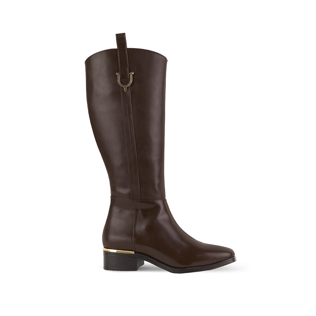 vista lateral de bota café para dama con detalles metálicos y tacón bajo 4 cm  
