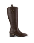 vista lateral de bota café para dama con detalles metálicos y tacón bajo 4 cm  