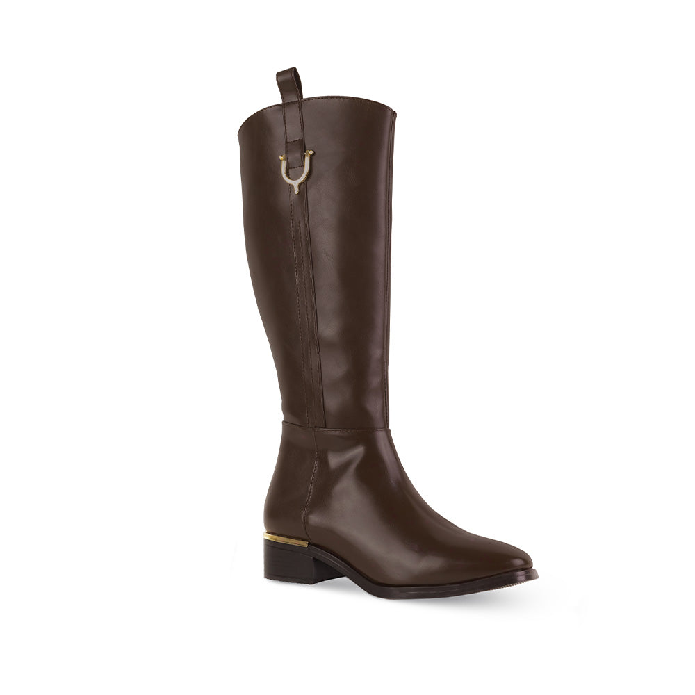 vista diagonal de bota café clásica para dama con detalles metálicos y tacón bajo 4 cm 