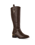 vista diagonal de bota café clásica para dama con detalles metálicos y tacón bajo 4 cm 