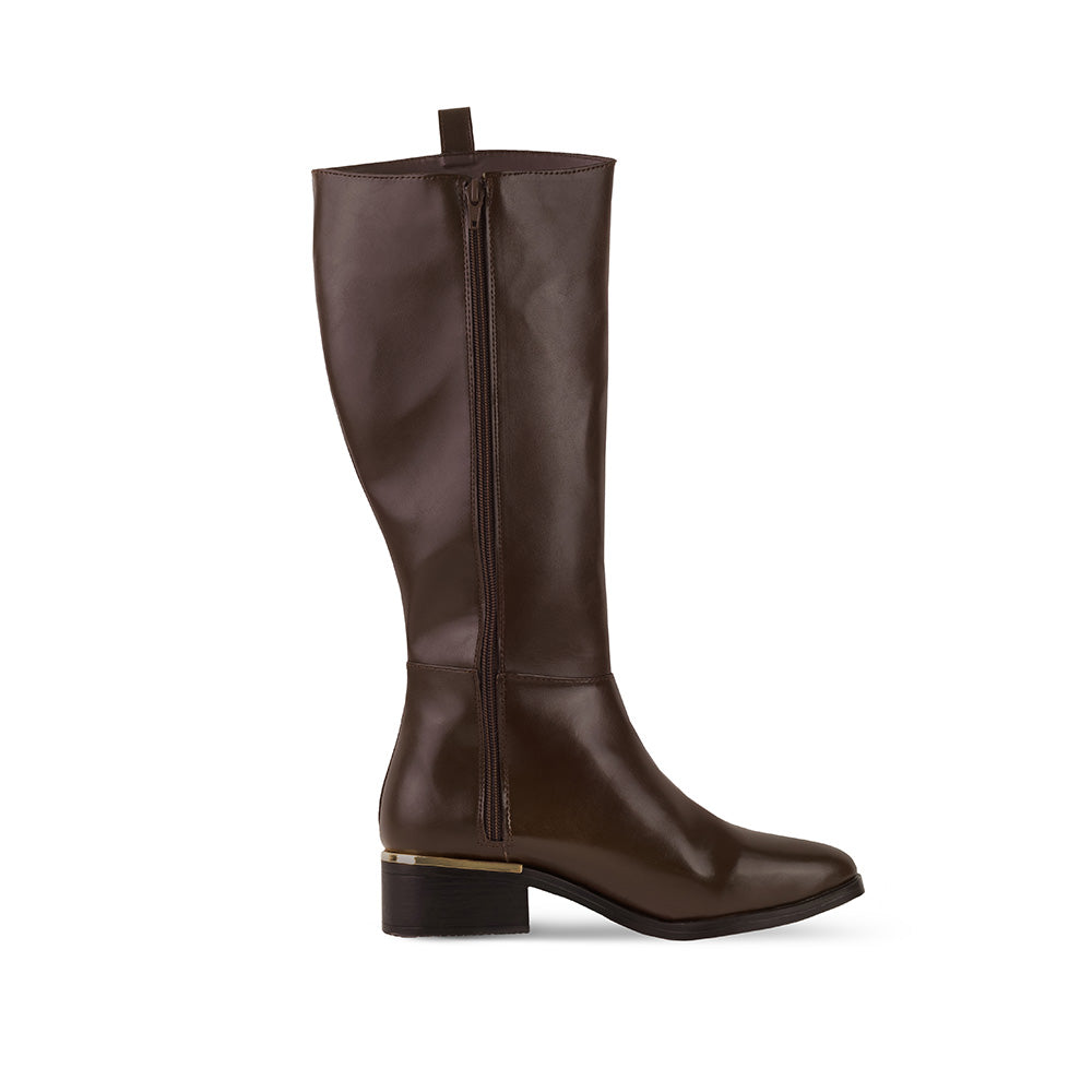 vista superior de bota café clásica con detalles metálicos y cremallera tacón bajo 4 cm para dama 