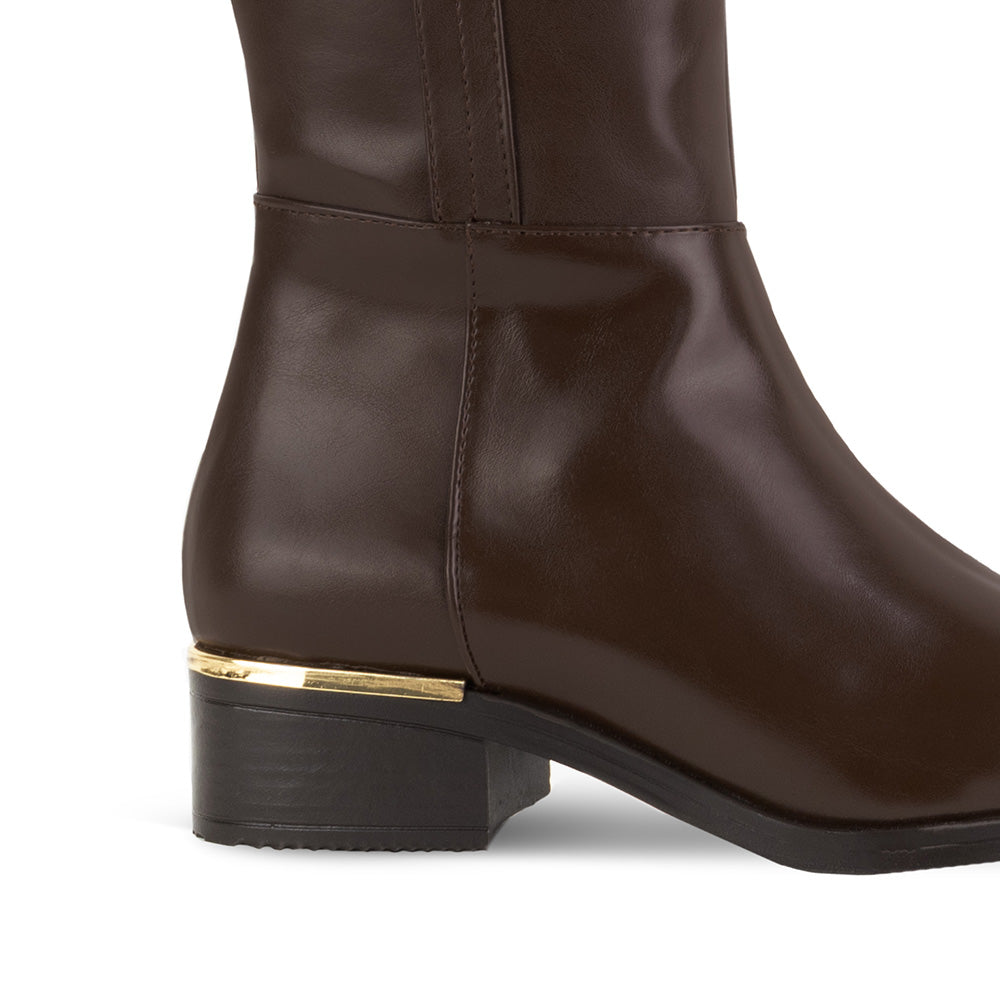 vista trasera del tacón bajo 4 cm de las bota café con detalles metálicos para dama