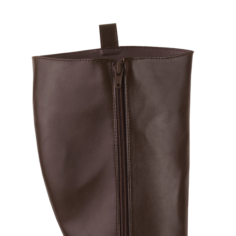 vista del detalle en cremallera de la bota café con tacón bajo 4 cm para dama 