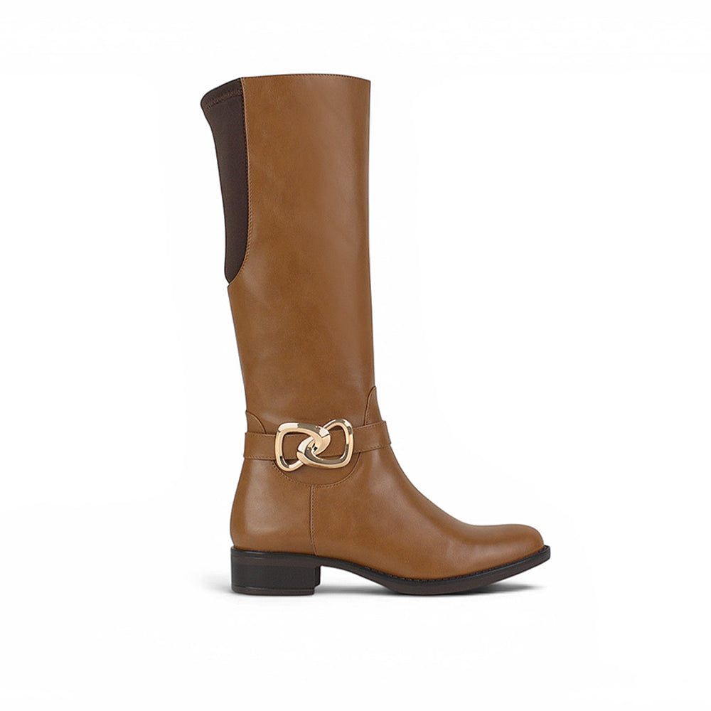 vista lateral de bota café con herraje metálico cremallera y elástico tacón bajo 3 cm 
