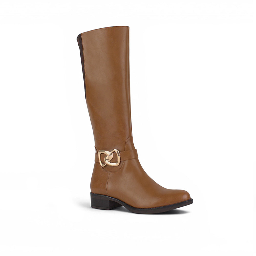 vista diagonal de bota café con herraje metálico y cremallera tacón bajo 3 cm para dama