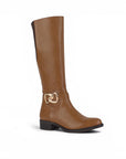 vista diagonal de bota café con herraje metálico y cremallera tacón bajo 3 cm para dama