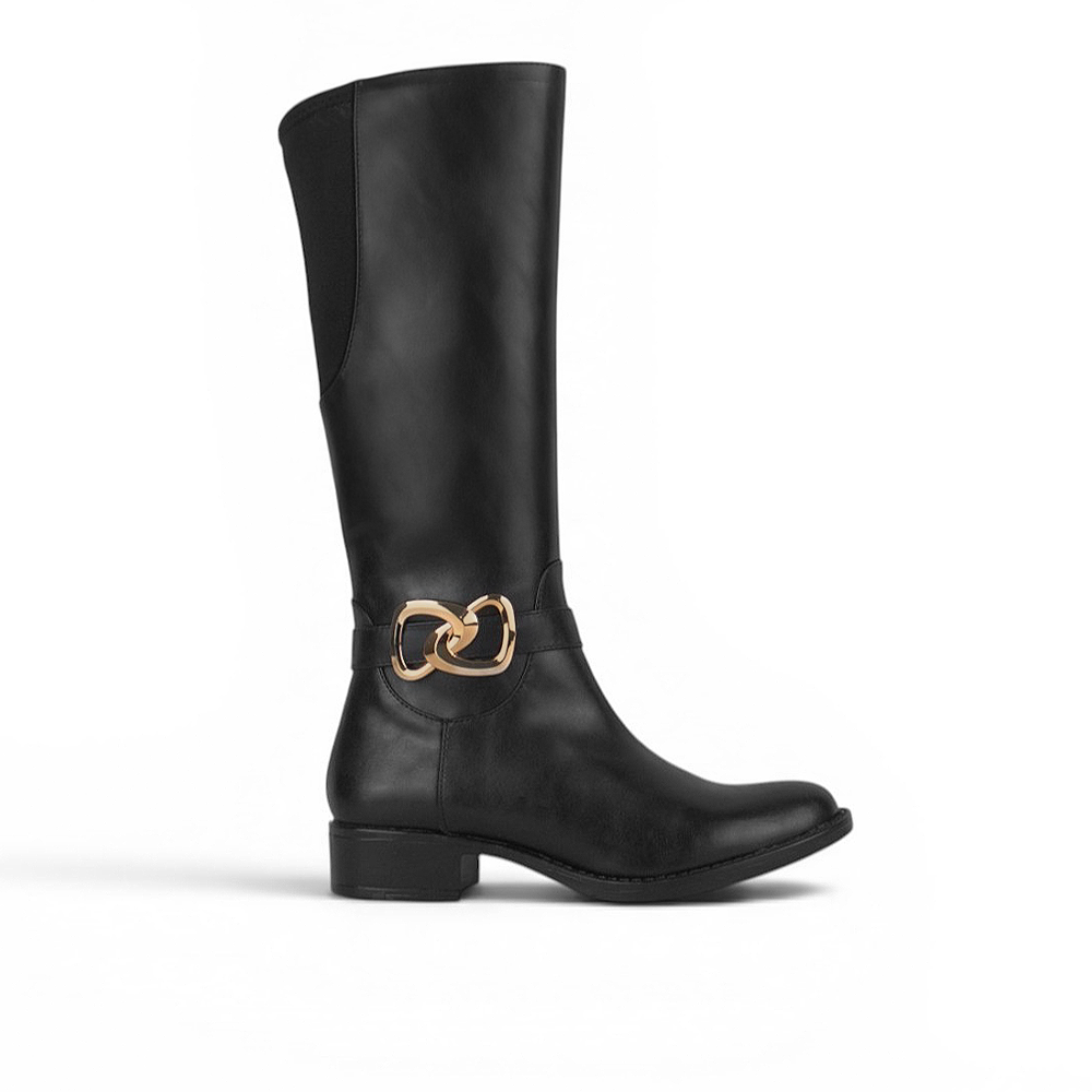 Vista lateral de bota café con herraje metálico cremallera y elástico tacón bajo 3 cm 