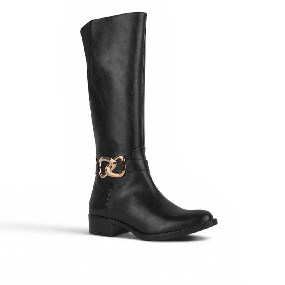 Vista diagonal de bota negra con herraje metálico y cremallera tacón bajo 3 cm para dama