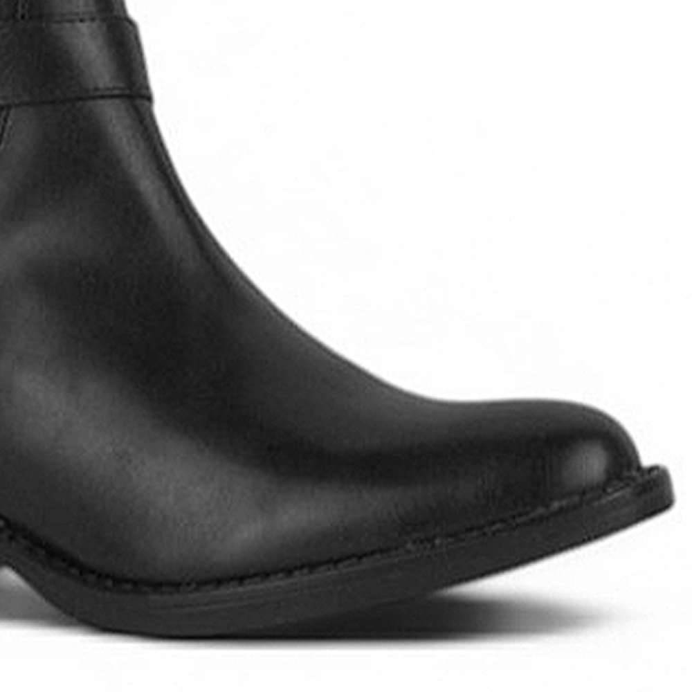 Detalle del material sintético en bota negra para dama con tacón bajo 3 cm 