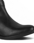 Detalle del material sintético en bota negra para dama con tacón bajo 3 cm 