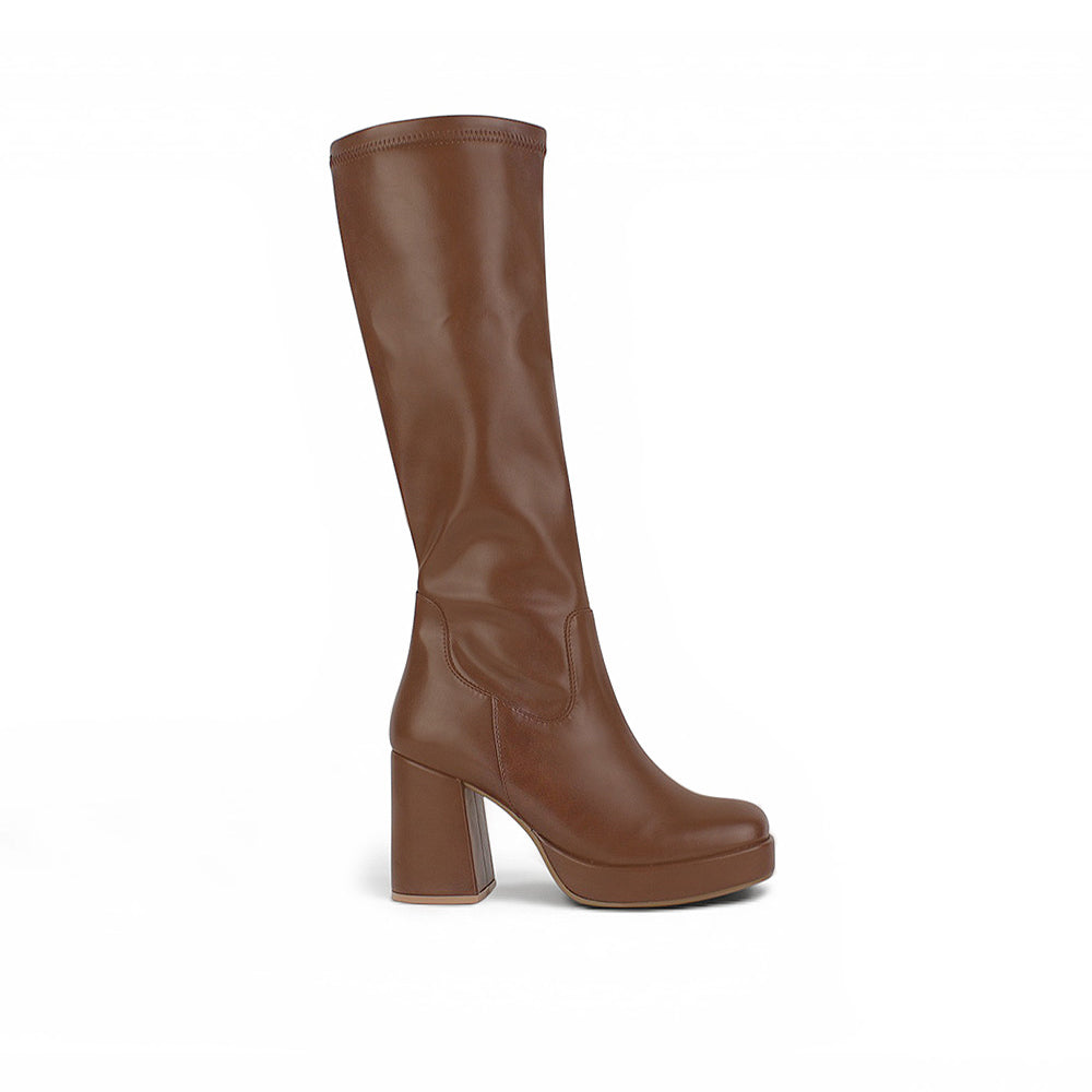 Vista lateral de bota café alta con cremallera y plataforma tacón medio 9 cm para dama 