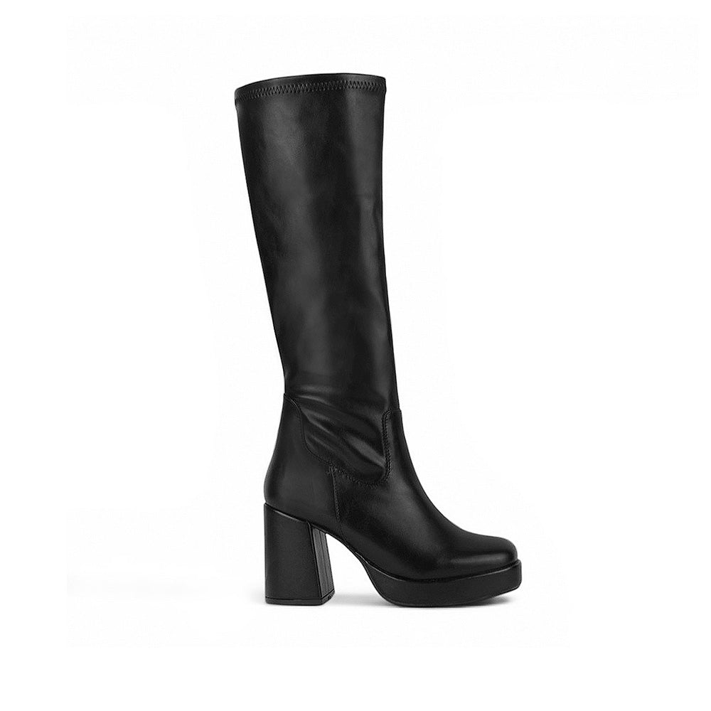 Vista lateral de bota negra alta con cremallera y plataforma tacón medio 9 cm para dama 