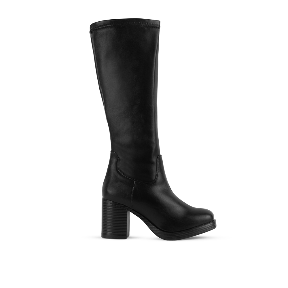 Vista lateral en la bota negra clásica con una ligera plataforma y tacón medio 8cm para dama con cierre funcional 