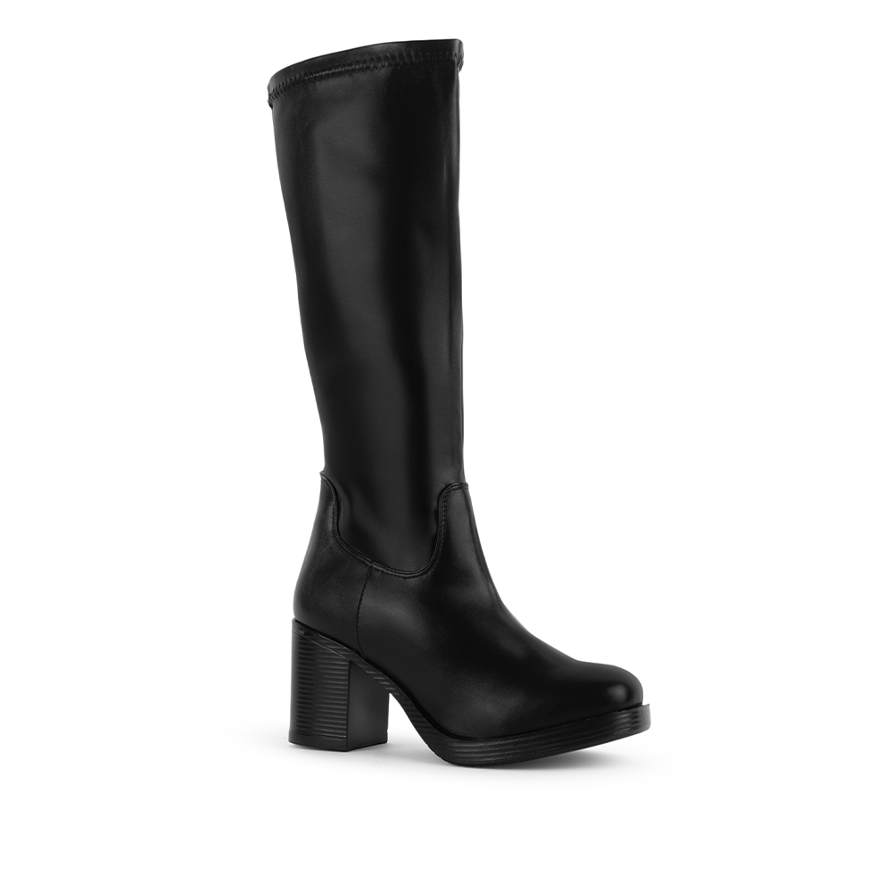 Vista diagonal en la bota negra para dama con tacón medio 8 cm de diseño clásico y cierre lateral