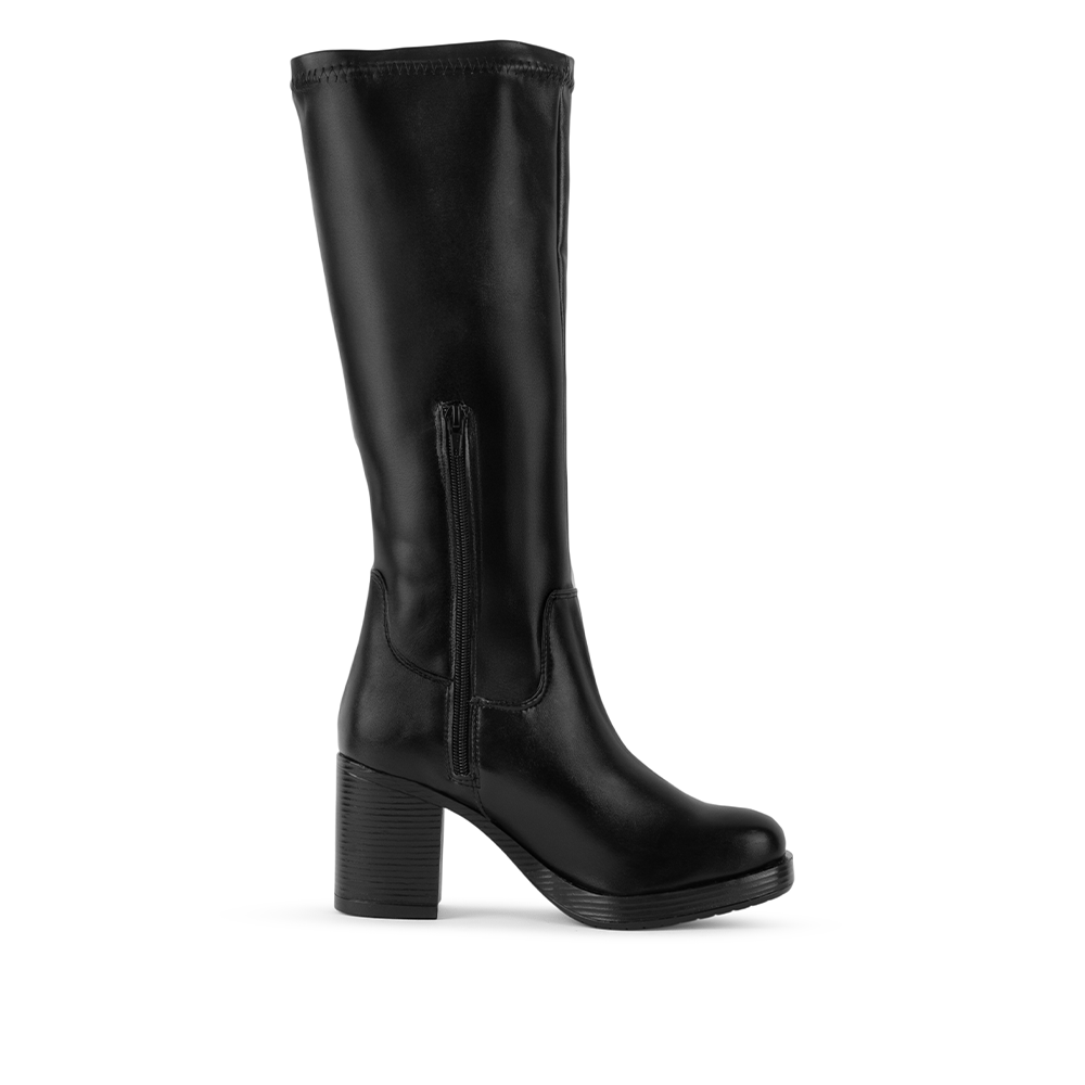 Vista del detalle en cierre funcional para un mejor ajuste de la bota negra clásica para dama con tacón medio 8cm 