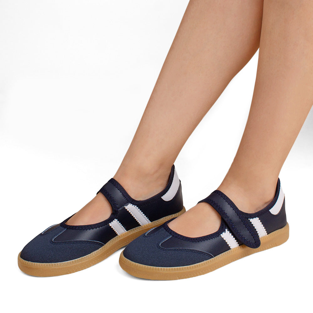 Tenis azules tipo Mary Jane para dama con pulsera ajustable en el empeine y suela baja 2cm