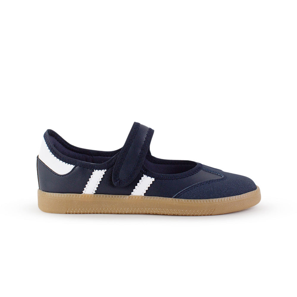 Vista lateral del tenis azul con blanco para dama, pulsera ajustable en el empeine y suela baja 2cm