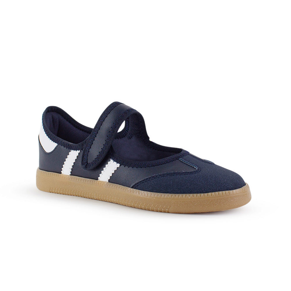 Vista diagonal de tenis azul con blanco para dama con suela baja y pulsera ajustable en el empeine 