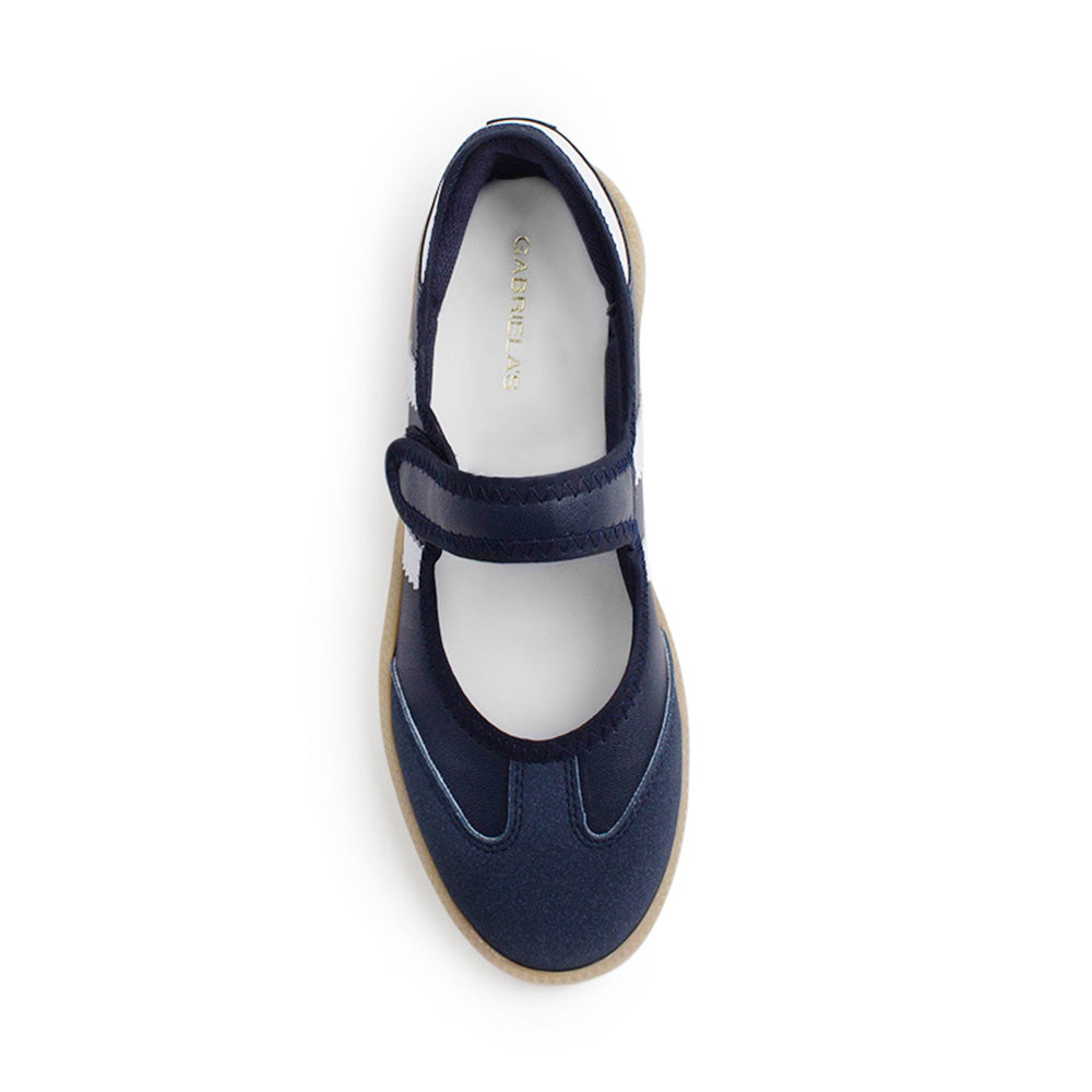 Vista superior del tenis azul con blanco y pulsera ajustable en el empeine para dama de suela baja 2cm 