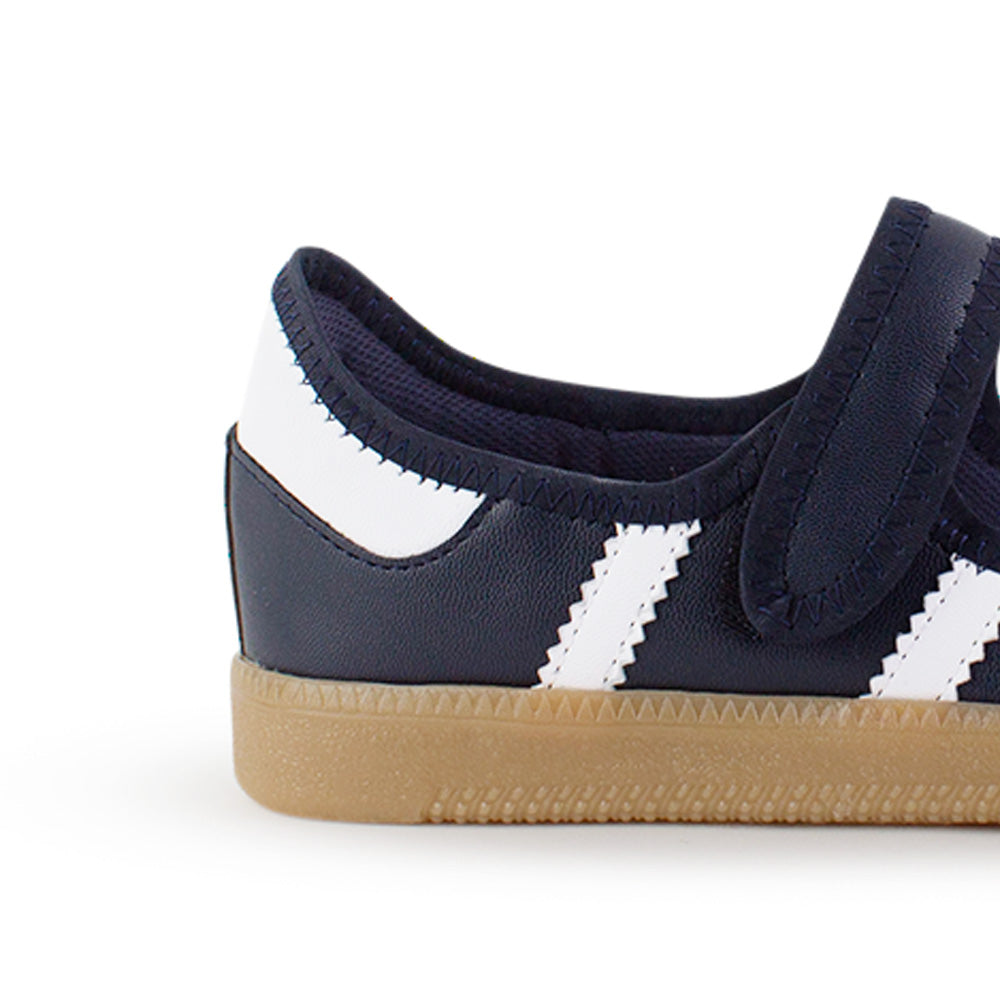 Vista trasera de la suela baja 2cm en el tenis azul con blanco para dama y pulsera ajustable en el empeine 
