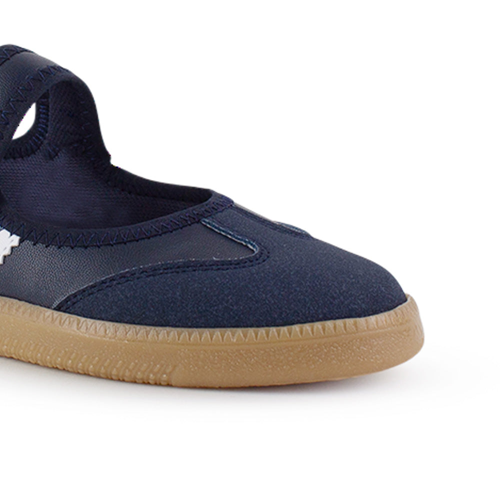 Detalle del material sintético en tenis azul con blanco para dama, pulsera ajustable al tobillo y suela baja 2cm 