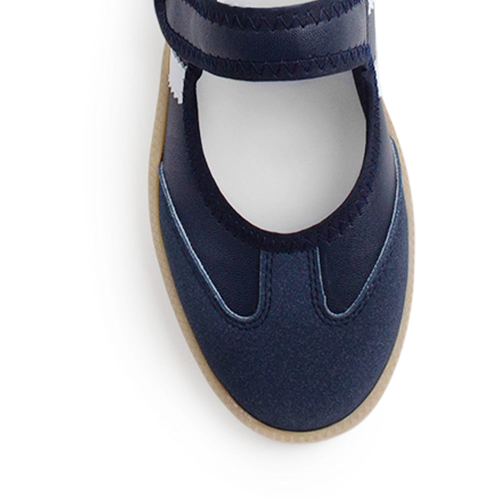 Vista del detalle en pulsera ajustable al tobillo con punta redonda en tenis azul para dama y suela baja 2cm 