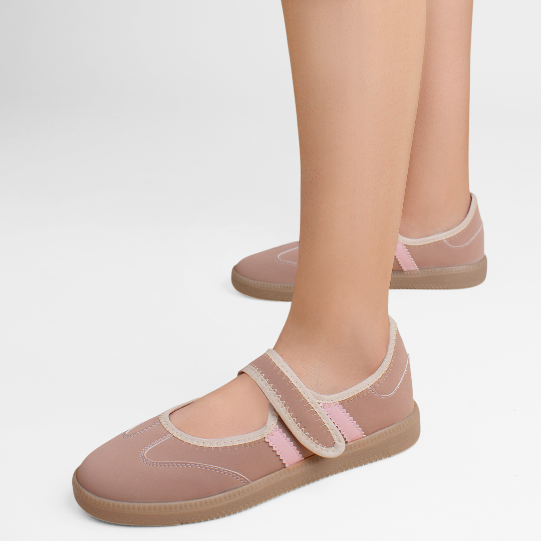 Tenis rosas tipo Mary Jane para dama con pulsera ajustable en el empeine y suela baja 2cm