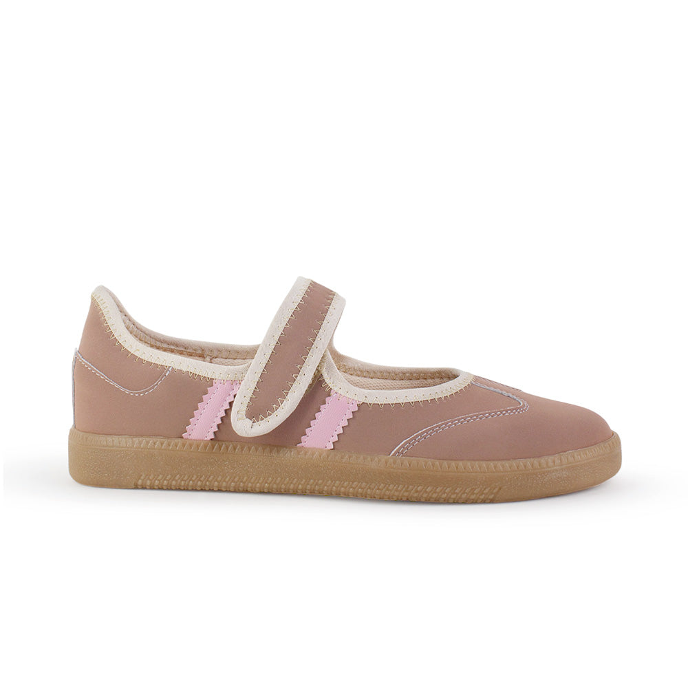 Vista lateral del tenis rosa para dama, pulsera ajustable en el empeine y suela baja 2cm