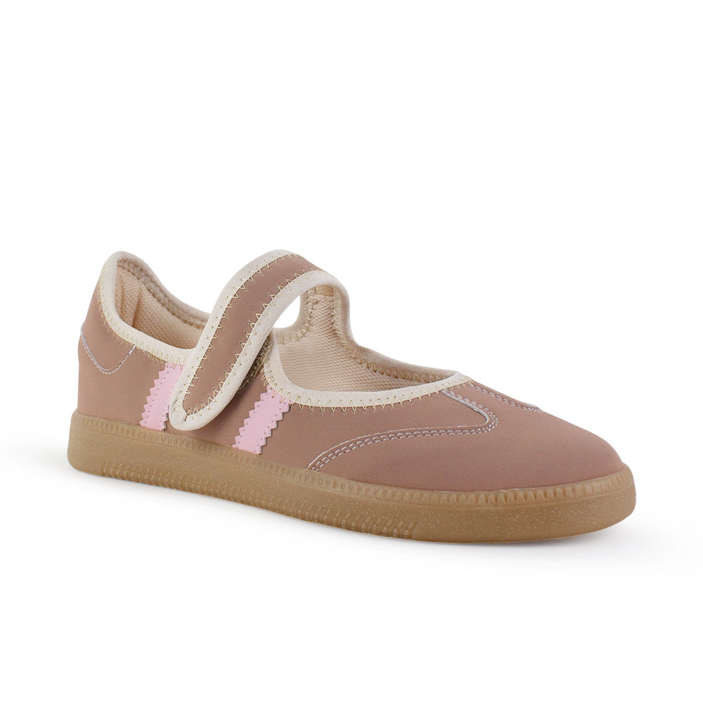 Vista diagonal de tenis rosa para dama con suela baja y pulsera ajustable en el empeine 
