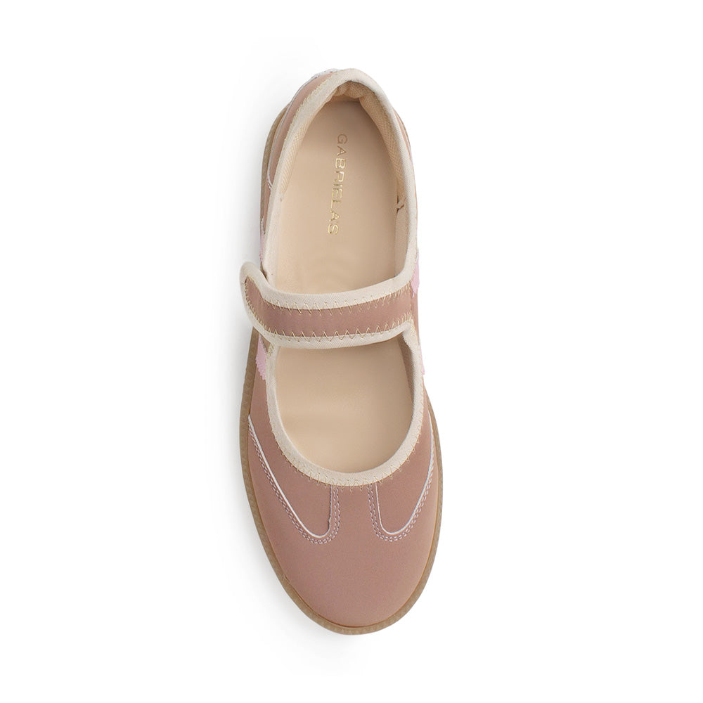 Vista superior del tenis rosa y pulsera ajustable en el empeine para dama de suela baja 