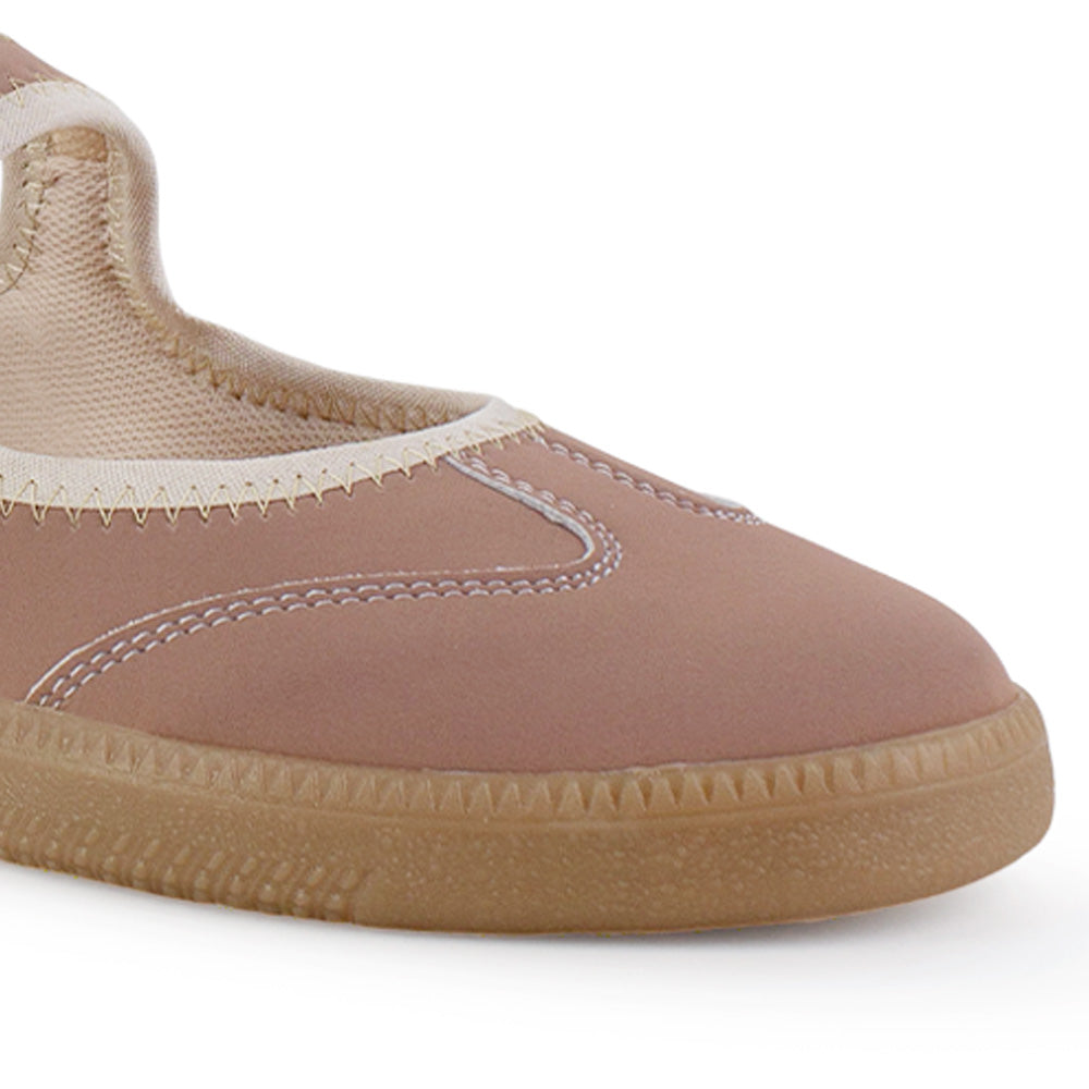 Detalle del material sintético en tenis rosa para dama, pulsera ajustable al tobillo y suela baja 