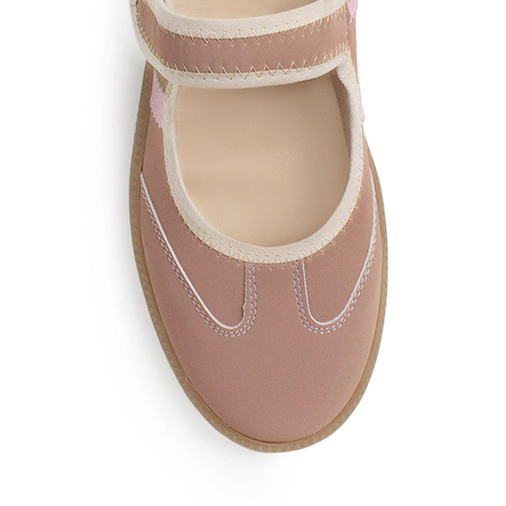 Vista del detalle en pulsera ajustable en empine con punta redonda en tenis rosa para dama y suela baja 2cm 