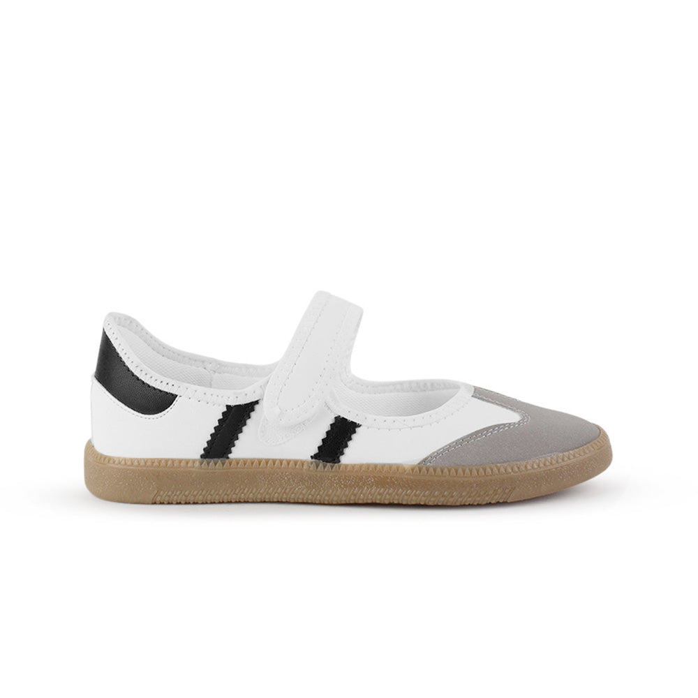 Vista lateral del tenis blanco con negro para dama, pulsera ajustable en el empeine y suela baja 2cm