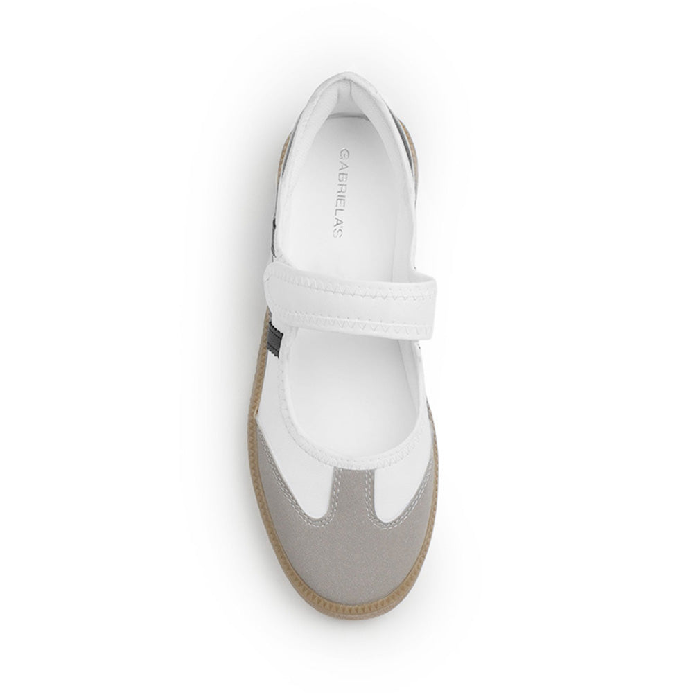 Vista superior del tenis blanco y pulsera ajustable en el empeine para dama de suela baja 