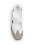 Vista superior del tenis blanco y pulsera ajustable en el empeine para dama de suela baja 