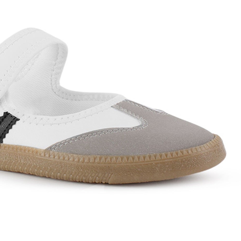 Detalle del material sintético en tenis blanco para dama, pulsera ajustable al tobillo y suela baja 