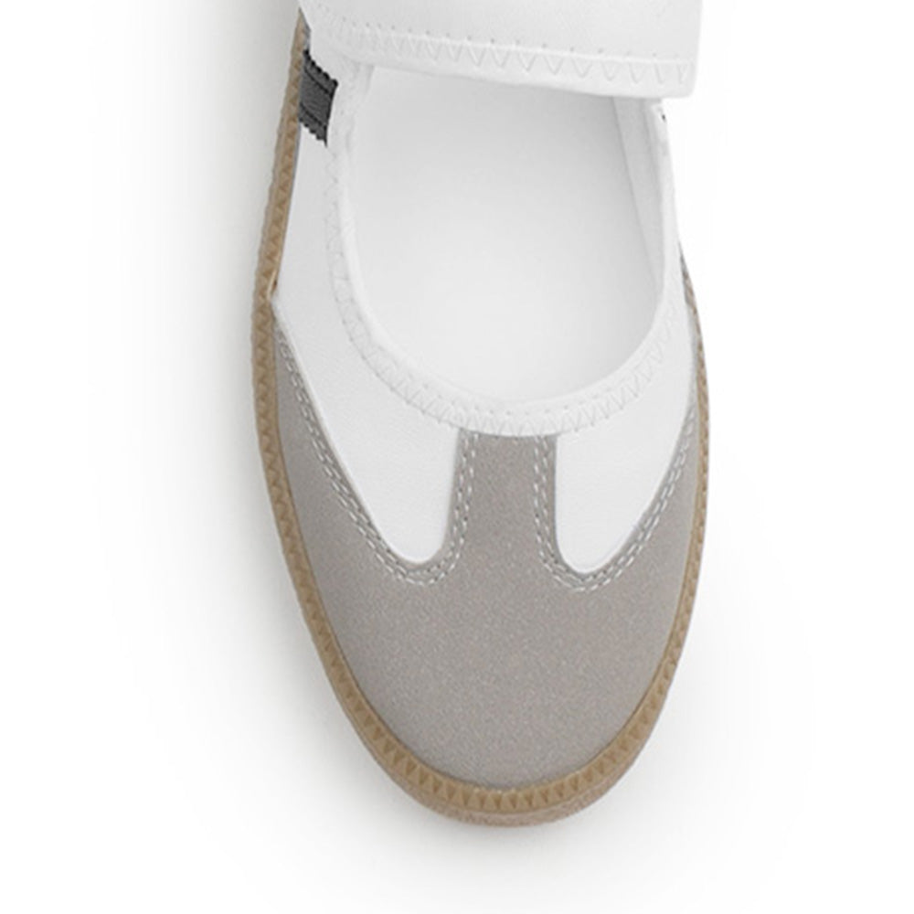 Vista del detalle en pulsera ajustable al tobillo con punta redonda en tenis blanco para dama y suela baja 2cm 